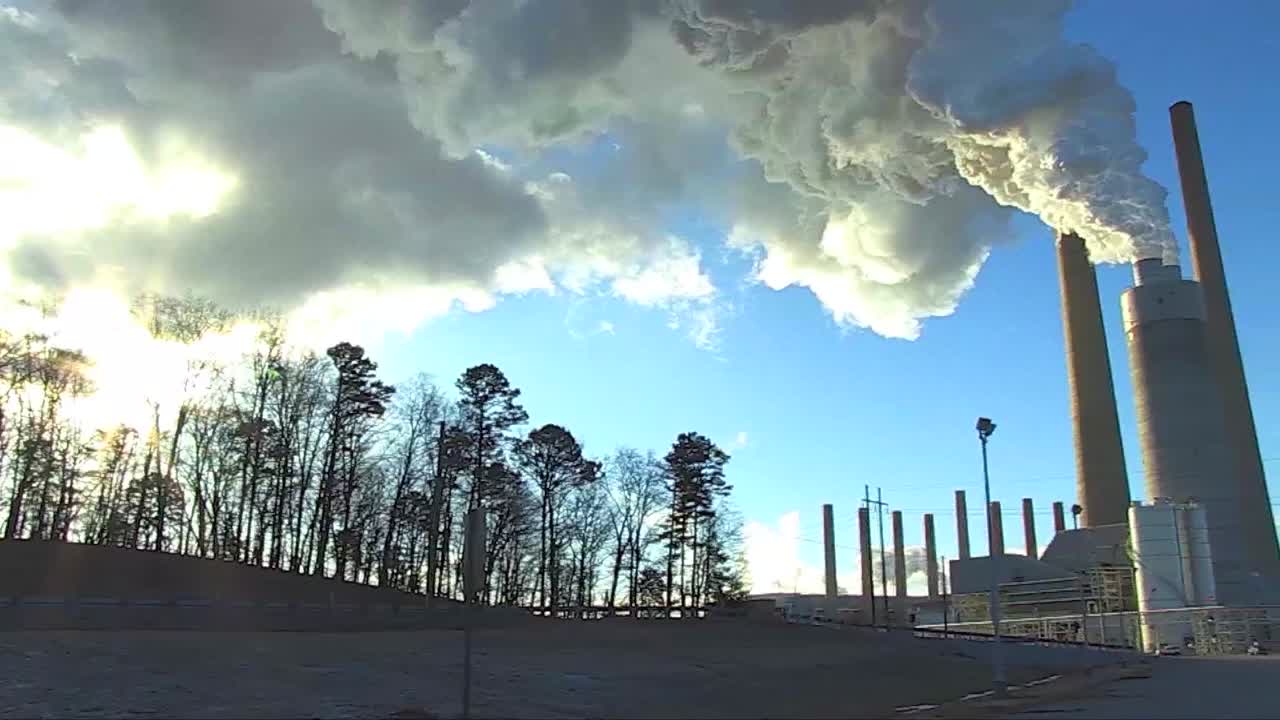 una centrale elettrica a carbone erutta fumo nell'aria