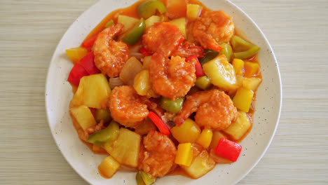 salteado agridulce con camarones fritos en el plato - estilo de comida asiática