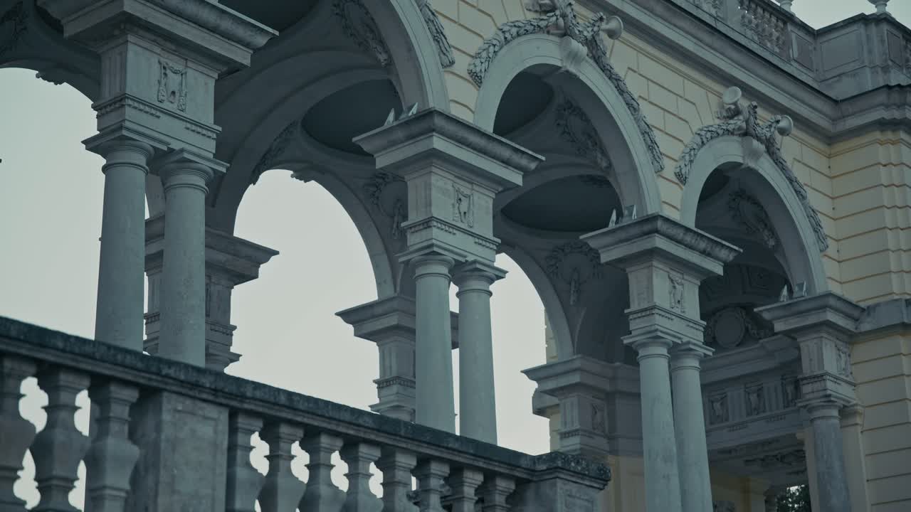 un primer plano de los intrincados arcos y columnas de schönbrunn gloriette en viena