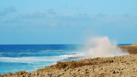 波浪撞擊珊瑚海岸, 將霧<unk>噴射到高空