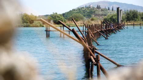 butrint, albania, vista de las hermosas montañas, el lago azul y la granja de peces