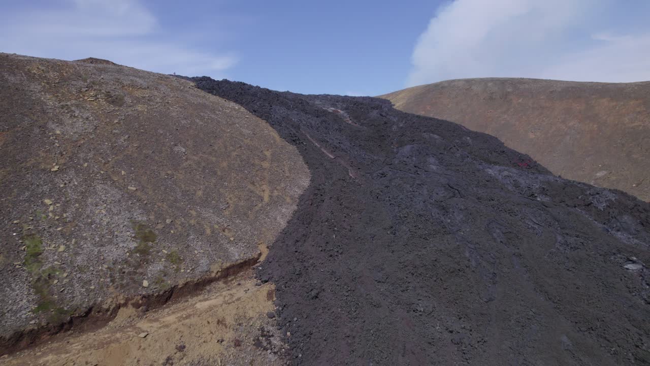 분화 후 아이슬란드 레이캬네스 반도의 겔딩다루르 화산 경사면에서 굳어진 용암 흐름