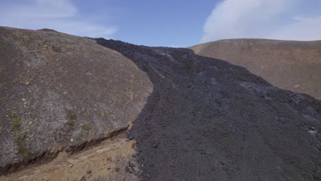 Gehärteter-Lavastrom-Am-Hang-Des-Vulkans-Geldingadalur-Auf-Der-Halbinsel-Reykjanes,-Island-Nach-Dem-Ausbruch