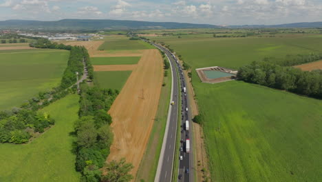 vista aérea del tráfico en las carreteras