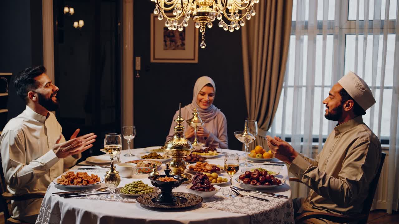 familia musulmana celebrando el iftar durante el ramadán