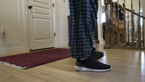 hombre que usa una bota ortopédica para caminar con una lesión en el tobillo