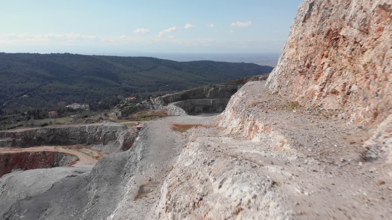 vista aérea de las escaleras cercanas de la cantera que revelan camiones descargando tierra para restaurar la cantera día soleado