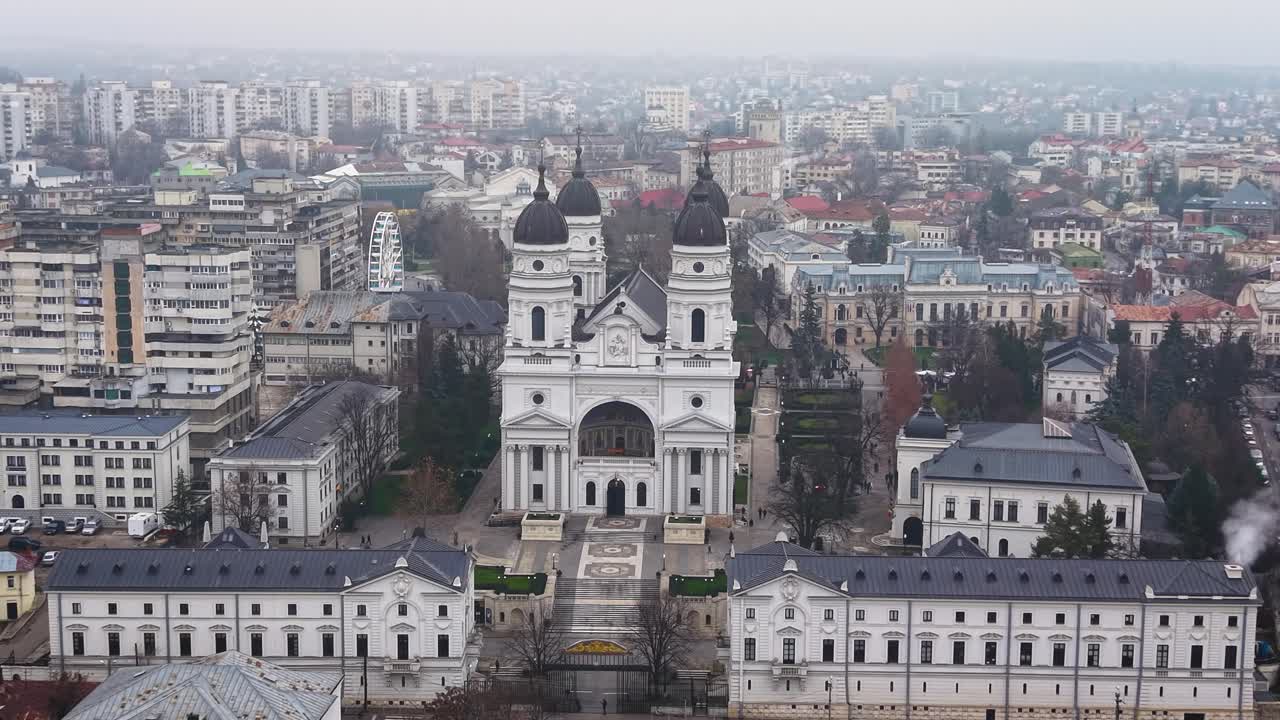 Vista aérea da Catedral Metropolitana de Iași com cúpulas na paisagem urbana central, Romênia