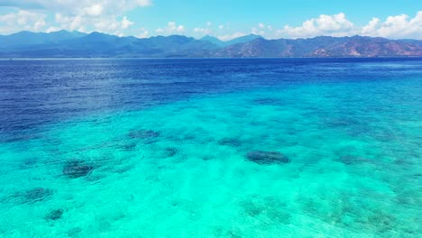 Agua-Turquesa-Perfectamente-Clara-En-El-Mar-Tropical