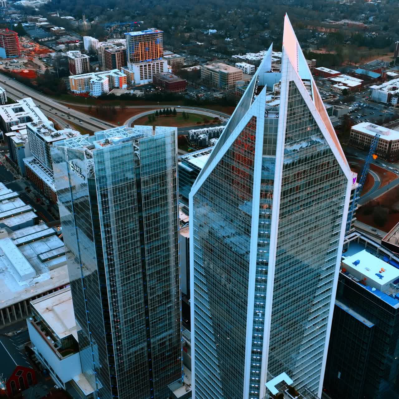 Gli edifici più alti nell'architettura di Charlotte, Carolina del Nord, USA. Vista panoramica della città al tramonto.