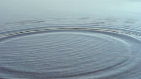 Zeitlupenaufnahmen-Von-Spritzern-Auf-Der-Wasseroberfläche