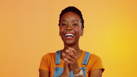 Cara-De-Estudio,-Aplausos-Y-Mujer-Negra-Celebran