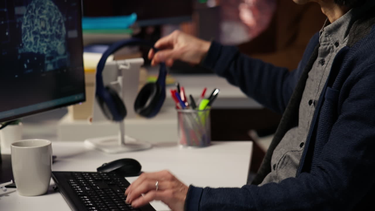 programador senior en la oficina de inicio de ai poniéndose auriculares, de cerca