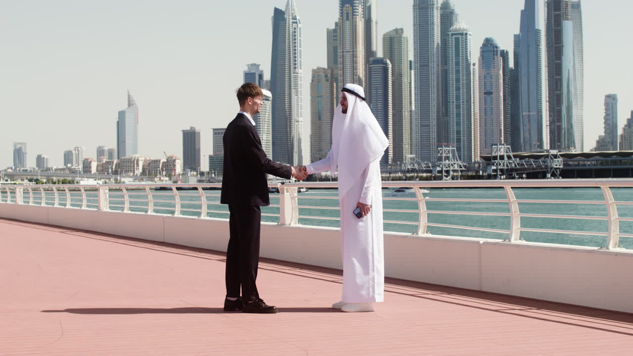 두 사람이 사업에 대해 이야기하고 있습니다.