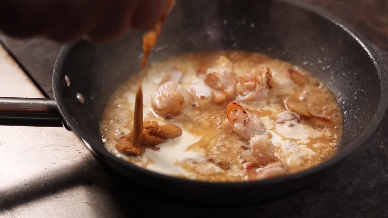 크림 소스와 함께 새우를 요리하는 것