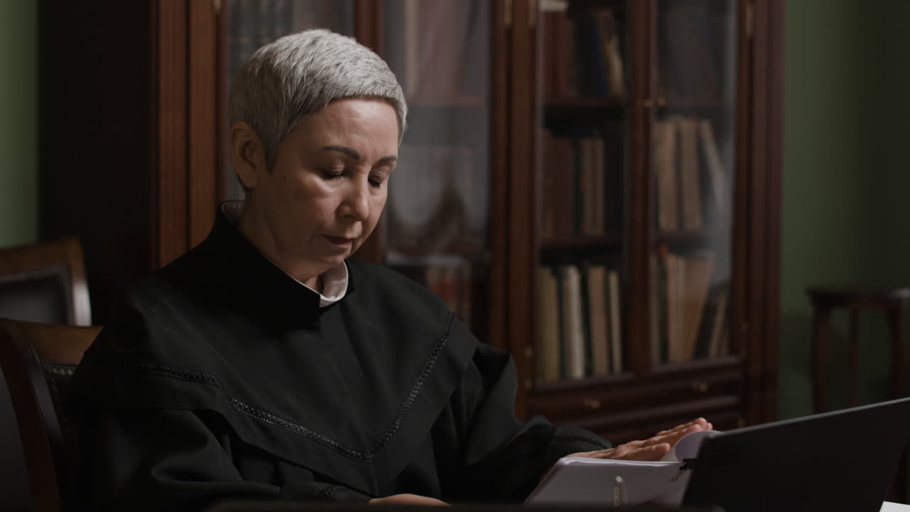 문서를 검토하는 판사