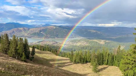 Ort,-Wo-Der-Regenbogen-Bei-Regnerischem-Und-Sonnigem-Wetter-Beginnt