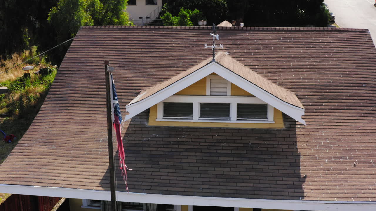 그의 뒤뜰에 있는 준비되지 않은 경사로 건물 스케이트보드 경사로의 가까운 공중 샷, 돌리 샷