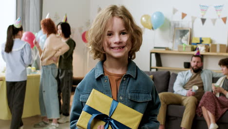 niño de cumpleaños con regalo de cumpleaño