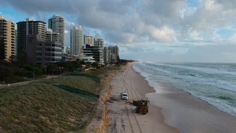 Schwere-Baumaschinen,-Die-Müll-Von-Einem-Strand-Aufsammeln,-Der-Kürzlich-Durch-Einen-Zyklon-Beschädigt-Wurde