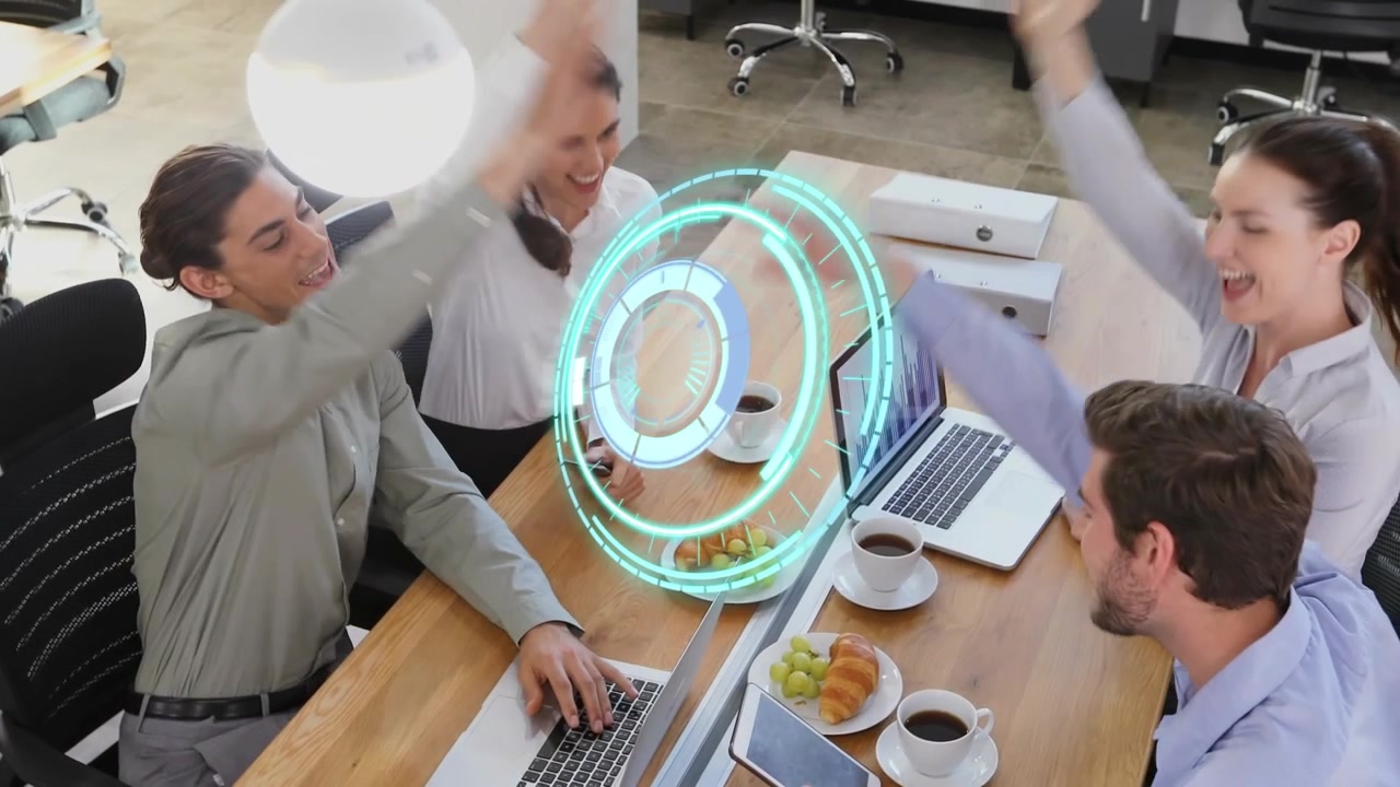 Animazione di uno scanner che esamina un gruppo eterogeneo di persone d'affari che collaborano.