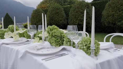 elegante diseño de mesa para la recepción de bodas al aire libre