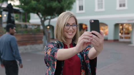 Porträt-Einer-Trendigen-Blonden-Frau,-Die-Posiert-Und-Ein-Selfie-Foto-Mit-Dem-Smartphone-Macht-Und-Einen-Ruhigen-Abend-In-Der-Stadt-Genießt