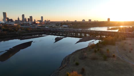 Horizonte-De-Tulsa,-Oklahoma,-En-El-Río-Arkansas