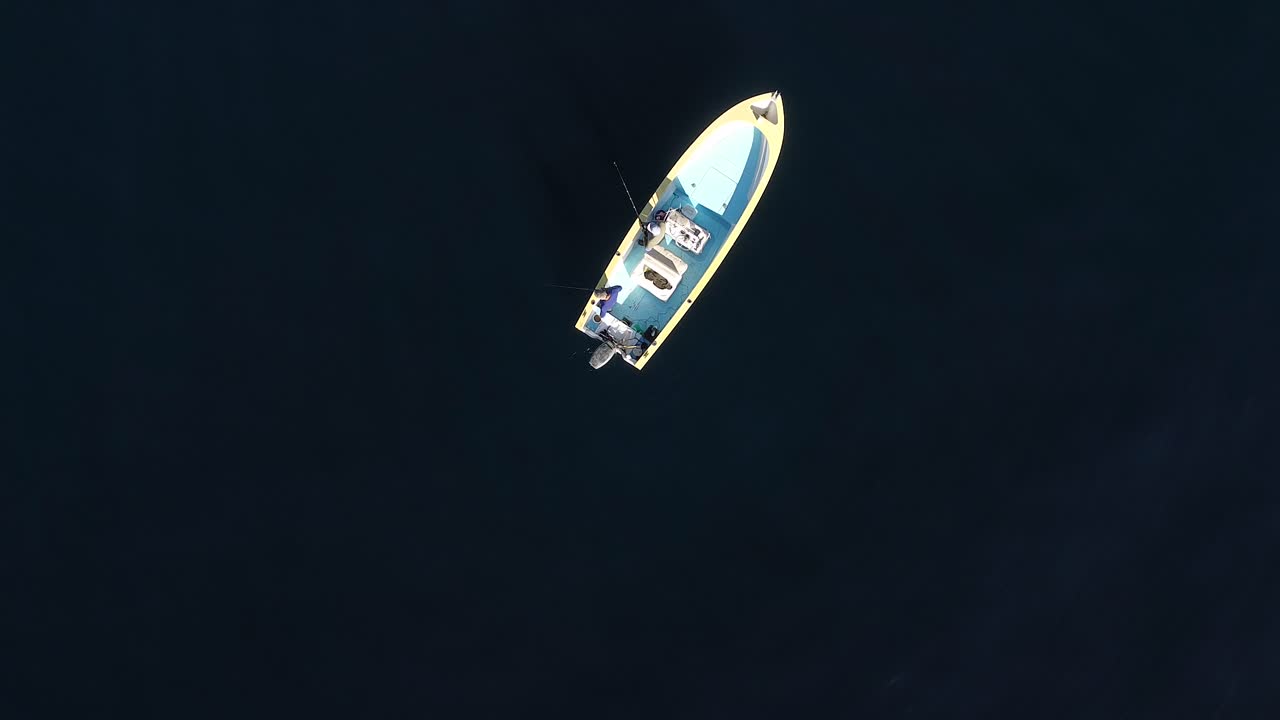 깊고 푸른 물에서 보트 주위를 이동하는 어부들의 조감도