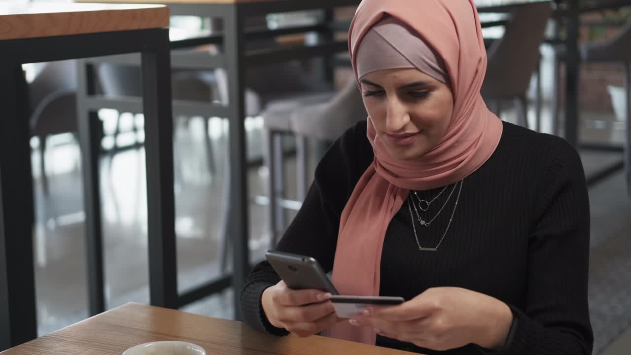 compras móviles pago digital teléfono tarjeta de mujer