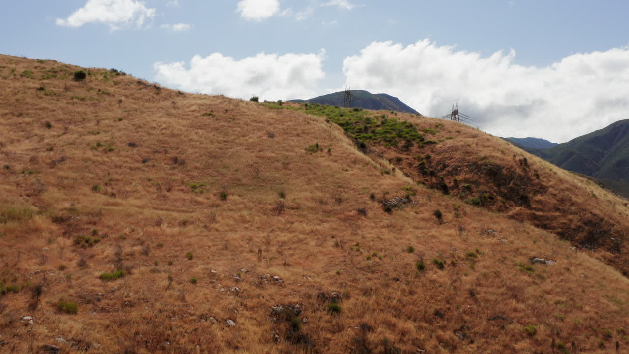 Le colline vicino alla I-15, nei pressi di Phelan in California