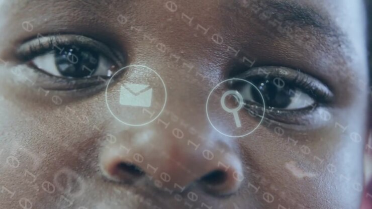 Ragazza che fissa lo sguardo, con icone di ricerca del telefono binarie che si attivano sul viso, alternandosi e svanendo, mostrando tecnologia