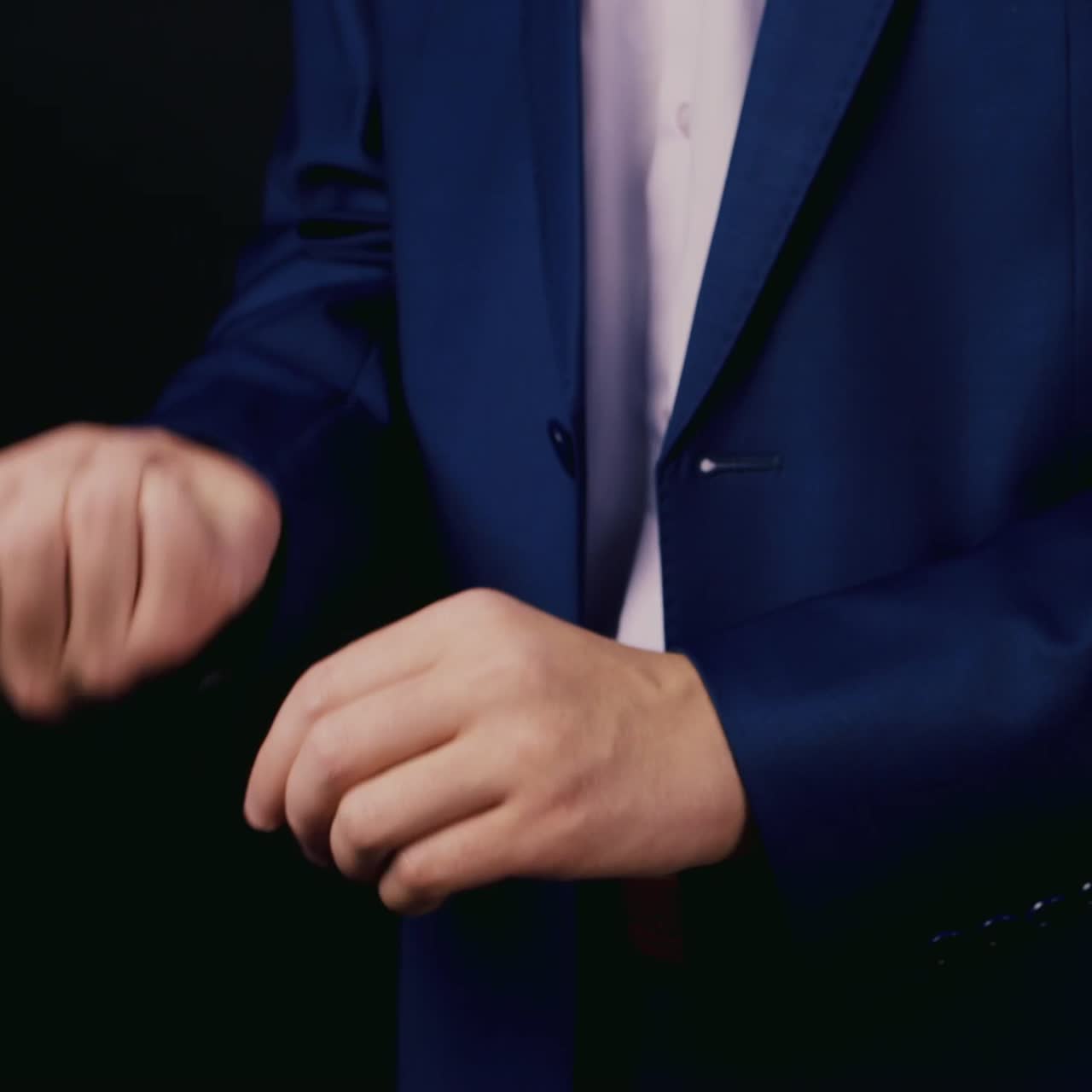 영리한 마술사가 카드 마술을 한다