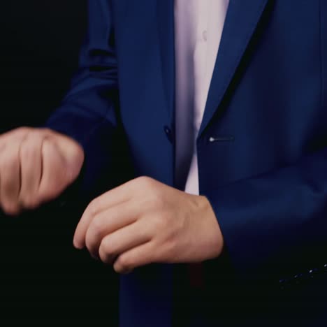 mago diestro hace trucos de cartas