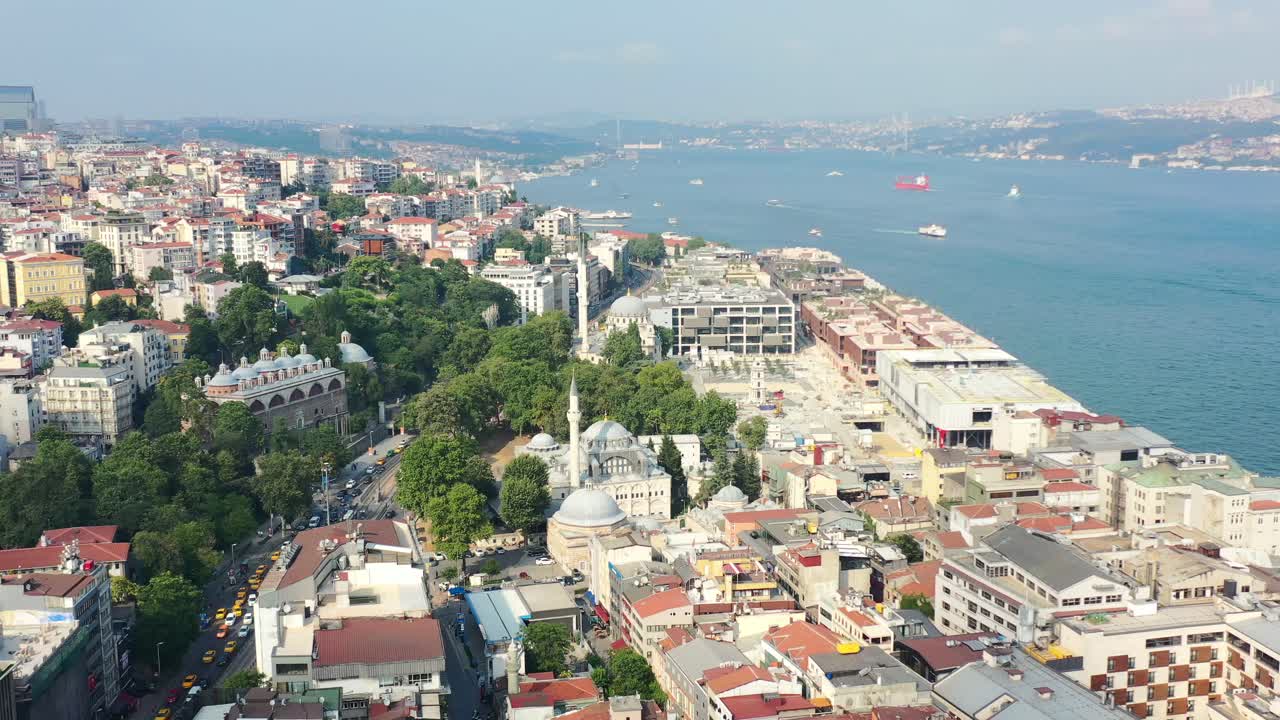 보트가 보스포러스 강을 건너는 화창한 여름날 터키 이스탄불 카라코이에 있는 유럽 건물의 공중 전망