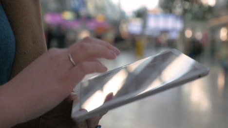 Weibliche-Hand,-Die-Auf-Dem-Tablet-Tippt