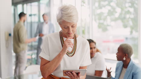 Geschäftsfrau,-Seniorin-Und-Digitales-Tablet