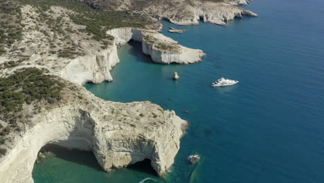 Klefitko-Strand-Und-Weiße-Klippen-Dröhnen-Luftaufnahmen-über-Dem-Blauen-Wasser-Und-Der-Dramatischen-Küstenlinie-Der-Griechischen-Insel-Milos,-Griechenland-In-4k