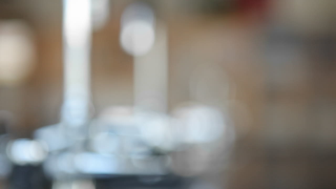 fregaderos de acero inoxidable que no se utilizan en un aula de ciencias