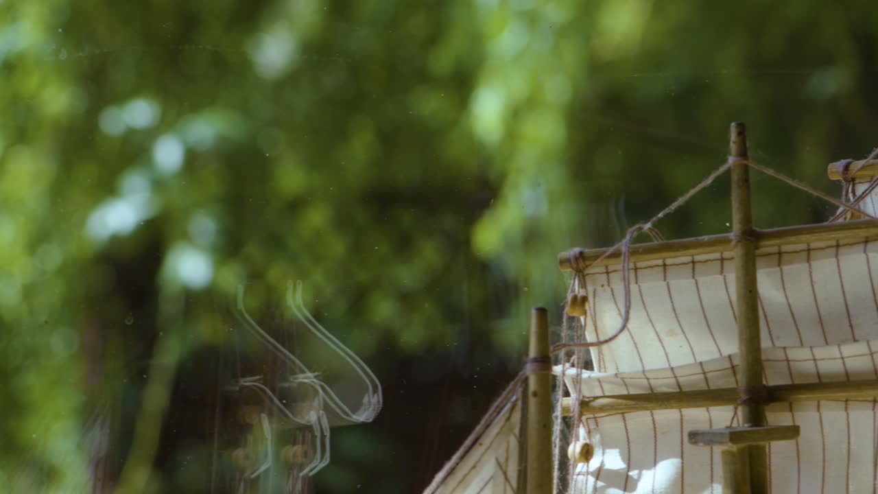 선박 돛대 위의 추적 샷