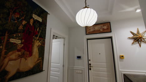 entrada elegante y moderna del apartamento