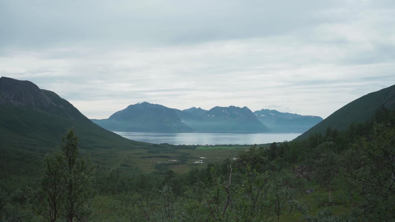 montaña y lago selfjorden en el pueblo de flakstad en la isla senja en el norte de noruega