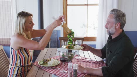 Feliz-Pareja-Madura-Caucásica-Sonriendo,-Hablando-Y-Disfrutando-De-La-Comida-Juntos