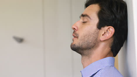 hombre ejecutivo triste apoyado contra la pared 4k