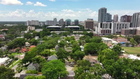 noble zona de vivienda de clase alta con el centro de la metrópolis estadounidense en el fondo