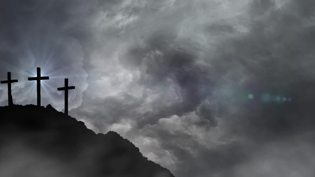 cruz brillante en el fondo de una tormenta de rocas y colinas
