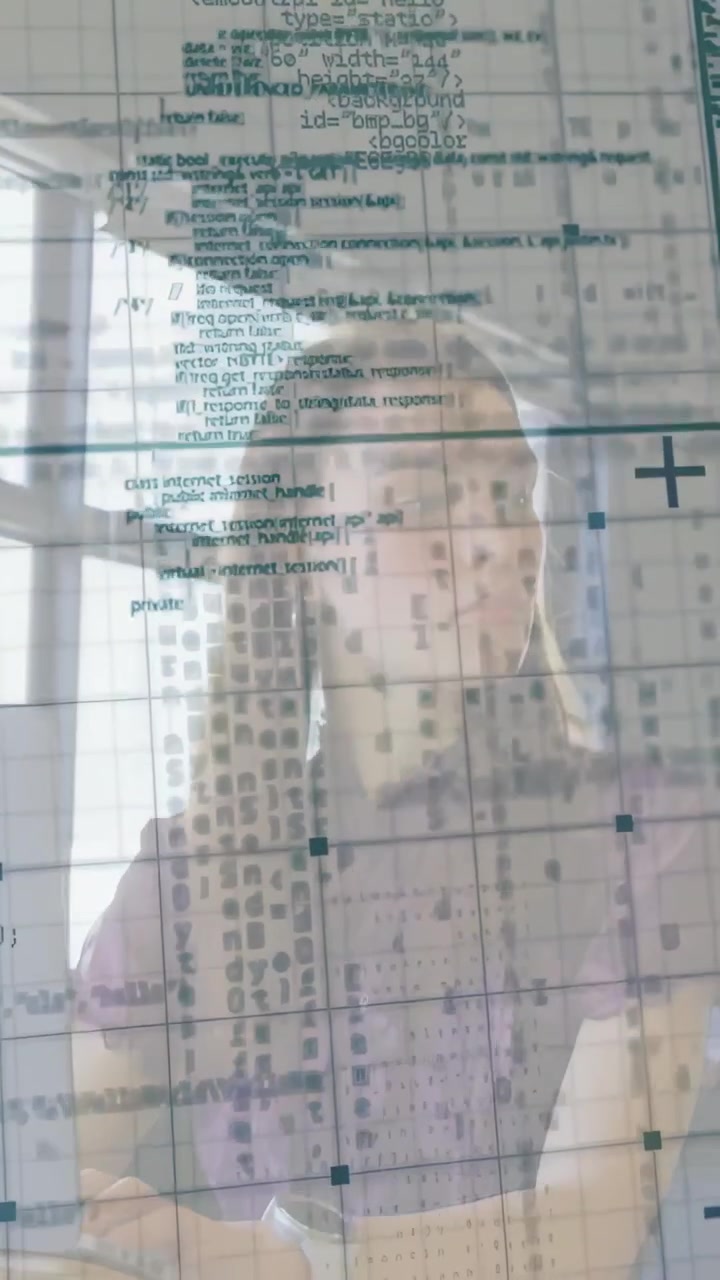 Vertikal video: Kvinde vender sig for at kigge efter laptop-ping, med gennemsigtigt teknisk kode-overlay over motiverne.