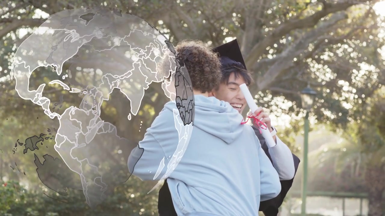 Graduado sosteniendo un diploma, un amigo se acerca, un globo terráqueo se mueve sobre el encuadre, abrazando y felicitando al graduado.