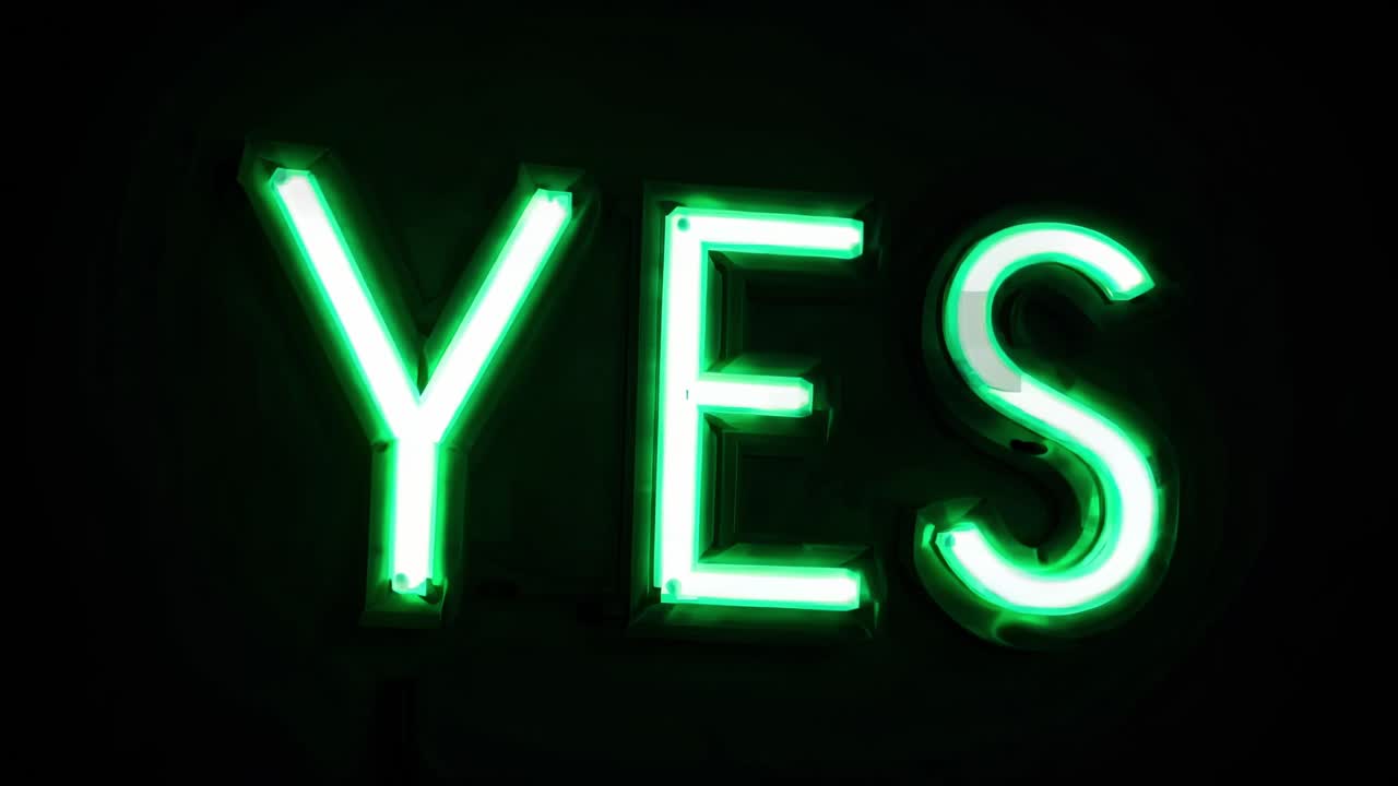 녹색 네온 표지판은 어두운 배경에 맞춰 리하게 박동하며, 빛나는 녹색 빛과 역동적인 시각 강도를 가진 활기찬 에너지를 방출합니다.