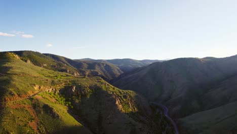 Imágenes-Aéreas-Del-Hermoso-Valle-De-Montaña-Y-Colinas-Durante-La-Hermosa-Y-Cálida-Puesta-De-Sol-De-La-Hora-Dorada